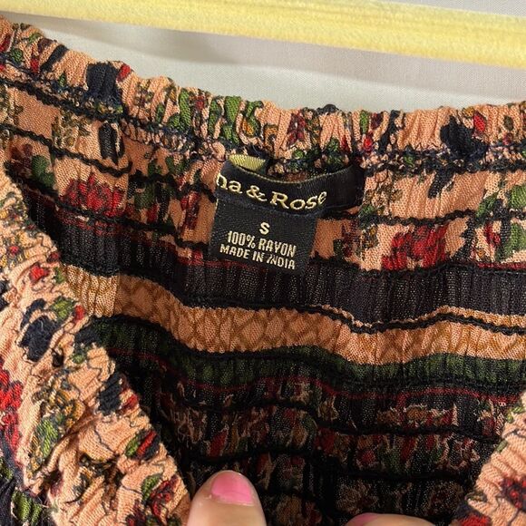 Small boho Ana and rose dress longer sides elastic top area. Rayon - Picture 5 of 6